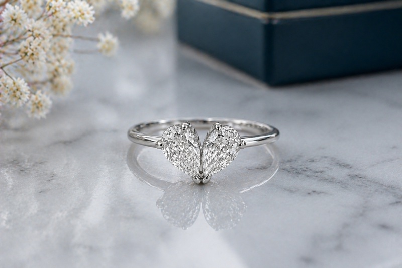 Bague Toi et Moi ornée de deux pierres taille poire formant un coeur
