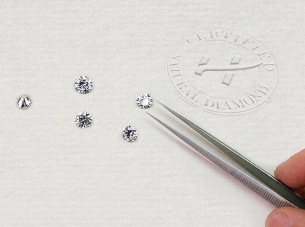 Sélection manuelle de diamants naturels par un expert Hauthentic.