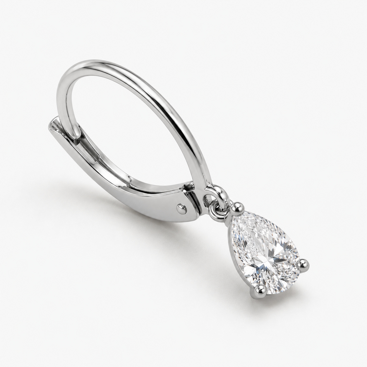 Élégantes boucles d'oreilles dormeuses en diamant taille poire