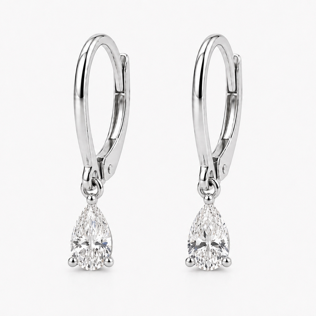 Élégantes boucles d’oreilles dormeuses en diamant taille poire et or blanc 18k