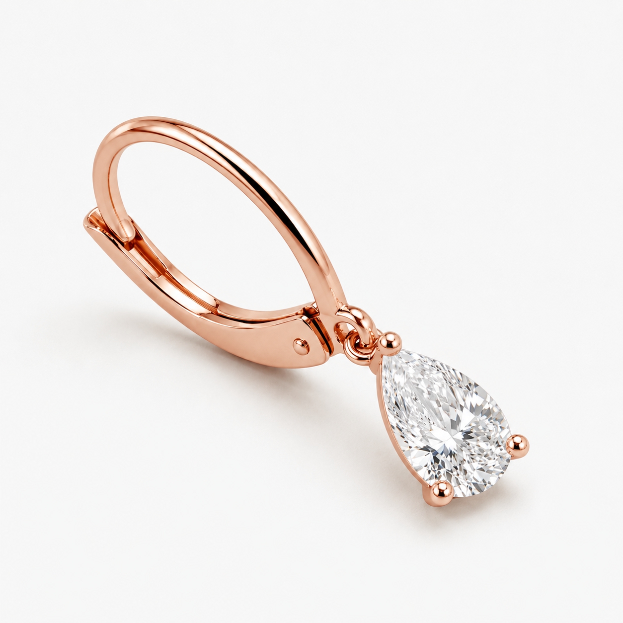 Élégantes boucles d'oreilles dormeuses en diamant taille poire