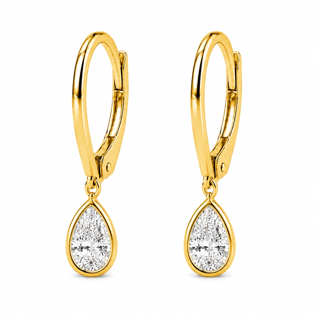 Boucles d’oreilles dormeuses Choyées en diamant taille poire serti clos et or jaune 18k