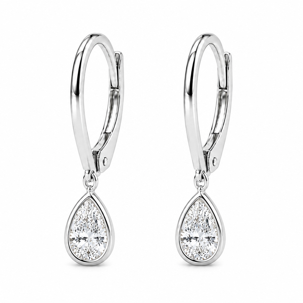 Boucles d’oreilles dormeuses Choyées en diamant taille poire serti clos et platine