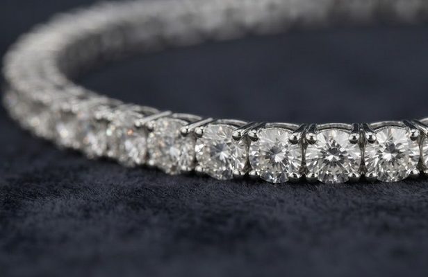 Gros plan sur le sertissage à 4 griffes d'un bracelet tennis en diamant