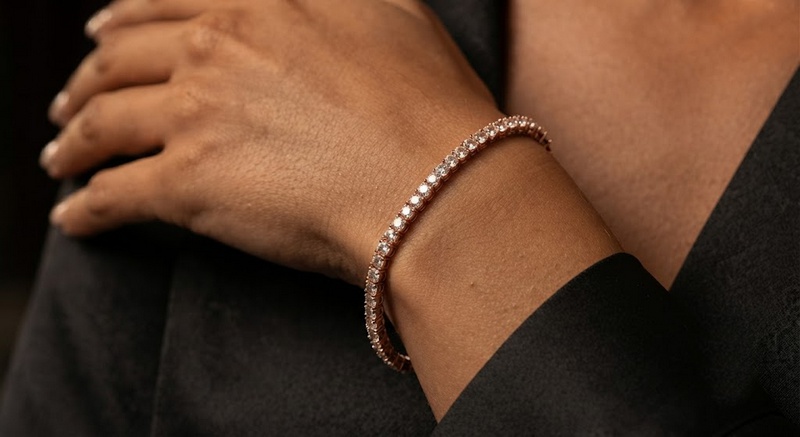 Bracelet tennis en or rose et diamant sublimant le poignet d'une femme