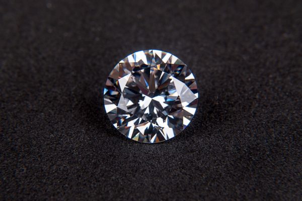 Comment la brillance d’un diamant se définit-elle ? Plusieurs éléments de réponse sont nécessaires pour répondre à cette question.