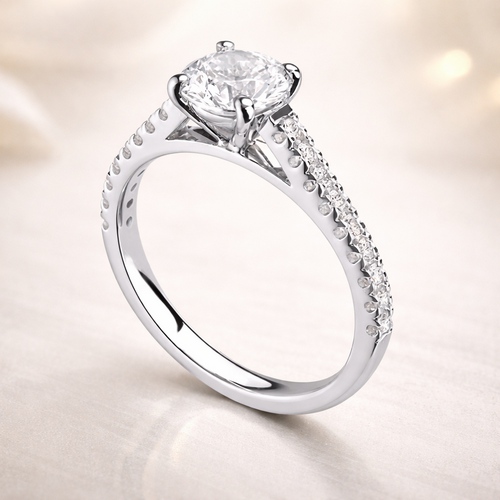 Bague de fiançailles en or blanc 18k aux épaules serties sur cathédrale. Modèle Chatoyante.