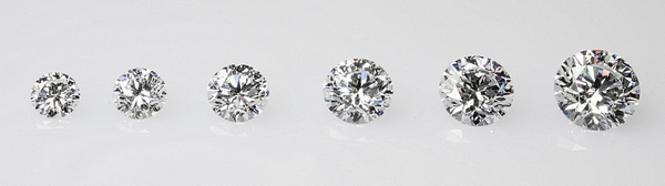 Poids et diamètres de diamants : 0.50ct (5.1mm), 0.75ct (5.8mm), 1 carat (6.5mm), 1.5 carat (7.3mm), 2 carats (8.0mm), et 3 carats (9.3mm).