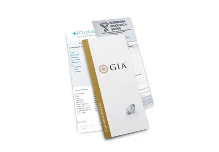 Exemples de certificats diamants établis par le GIA, le HRD et l'IGI.