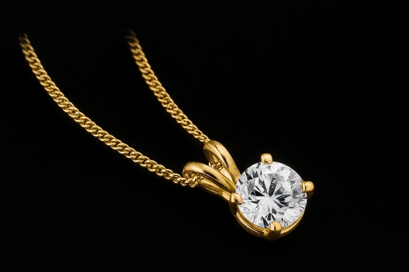 Collier en or jaune et diamant Ravissant