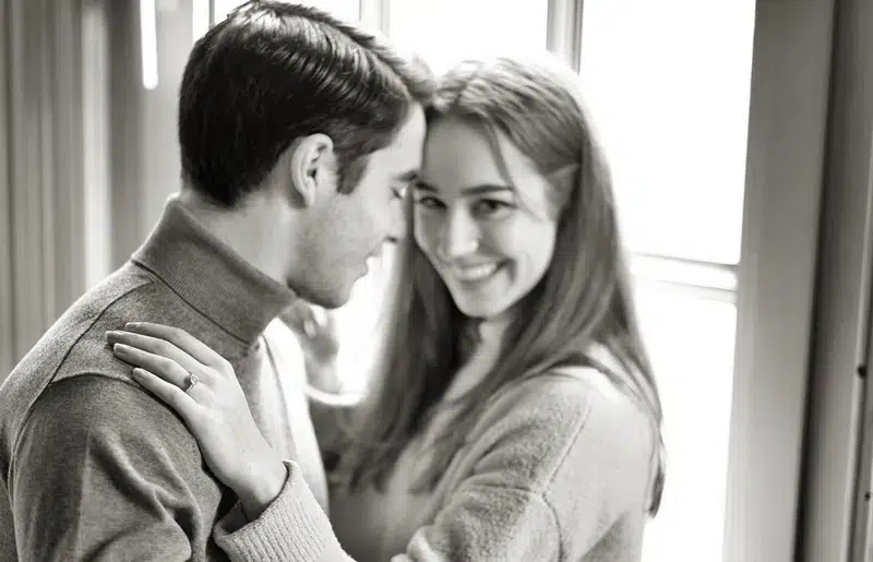 Jeune couple de fiancés avec bague de fiançailles