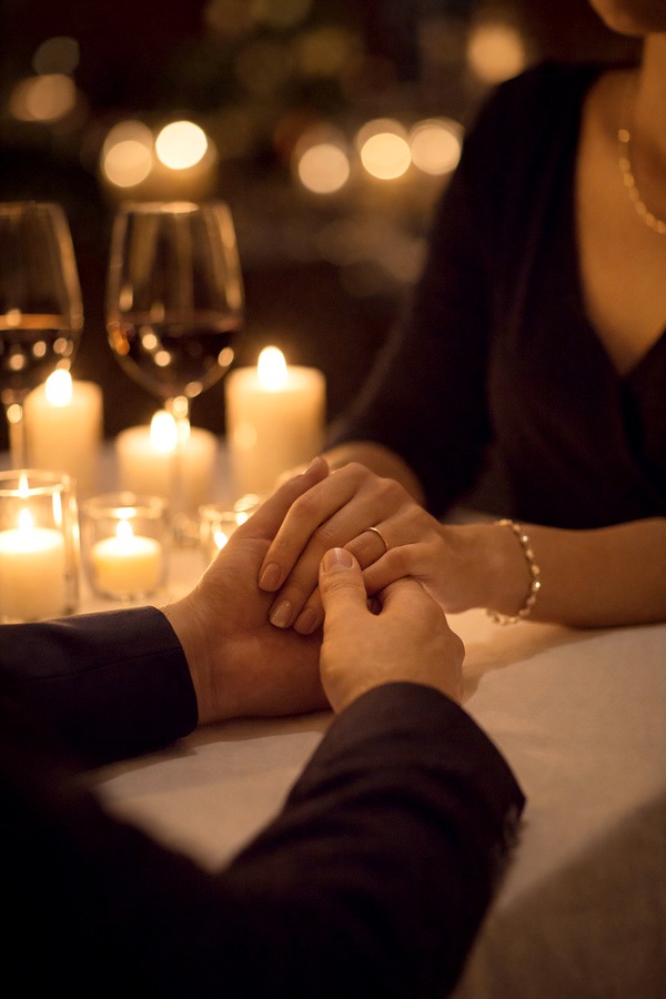 Couple vivat l'instant magique d'une demande en mariage inoubliable dans une ambiance romantique.