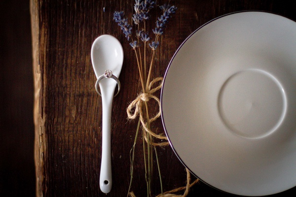 Demande en mariage mise en scène dans un cadre champêtre.