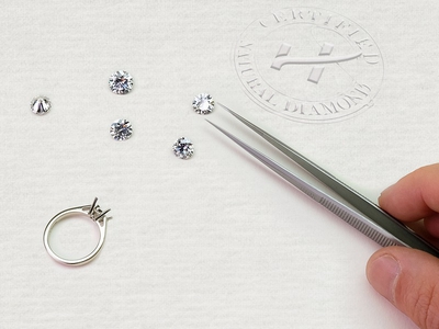 Sélection de diamants pour bague de fiançailles pour femme.