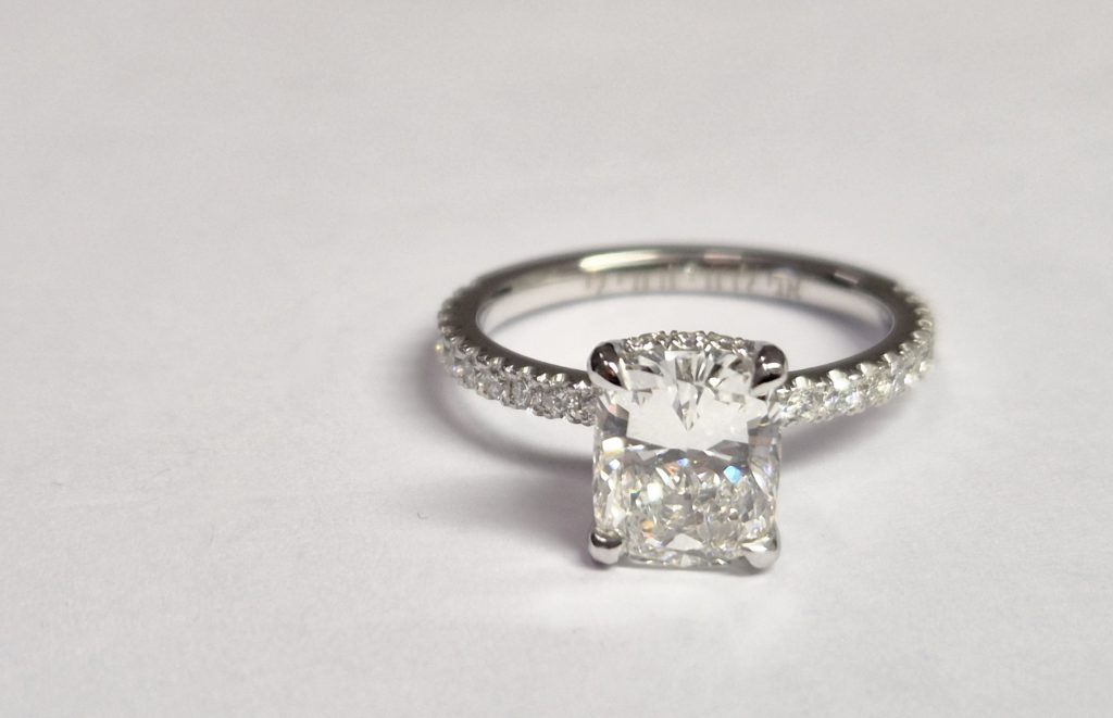 Diamant taille coussin monté sur une bague de fiançailles