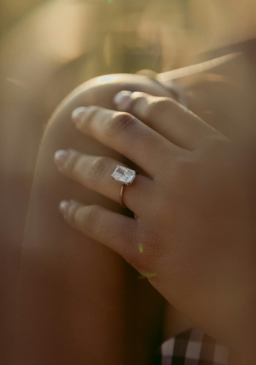 Les diamants de forme carrée ou rectangulaire séduisent par leur originalité. Des formes diverses peuvent sublimer une bague de fiançailles originale.