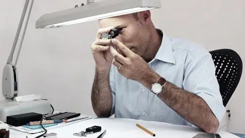 Les joailliers-diamantaires Hauthentic sont à vos côtés pour créer la parure en diamant de vos rêves.