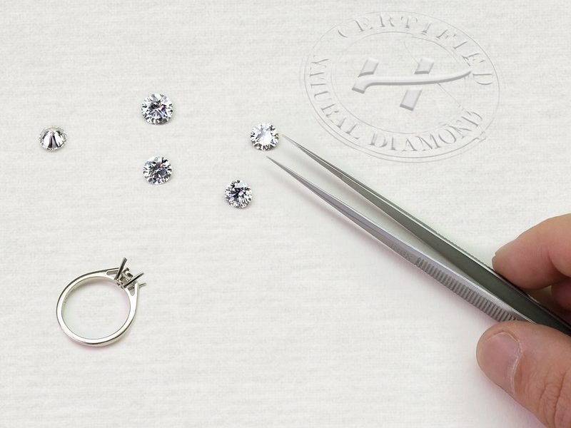 Expert Hauthentic sélectionnant des diamants pour une bague de fiançailles
