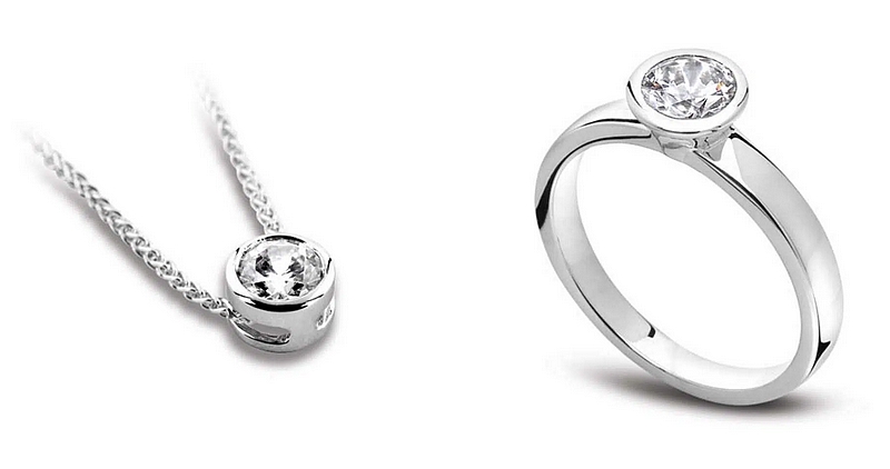 Parure en or blanc et diamant comprenant une bague et un pendentif serti clos.