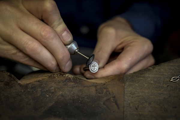 Joaillier Hauthentic à Anvers effectuant des finitions sur une bague en diamant.
