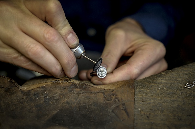 Nos experts réalisent pour vous des pièces personnalisées ou sur mesure pour valoriser la beauté de votre diamant véritable