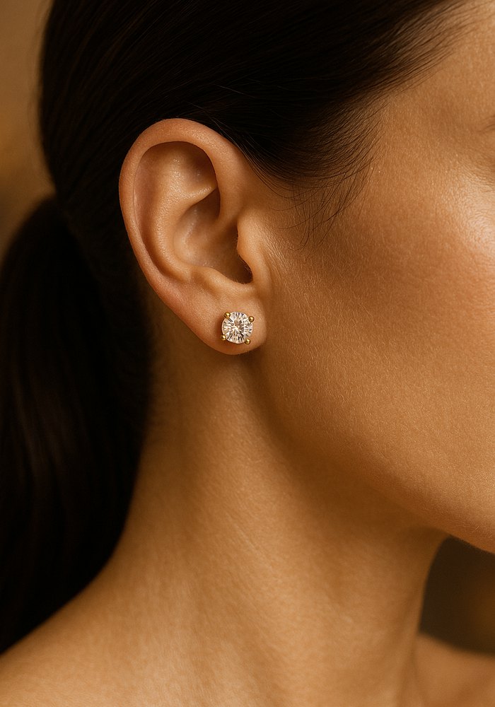 Femme portant des boucles d'oreilles en diamant