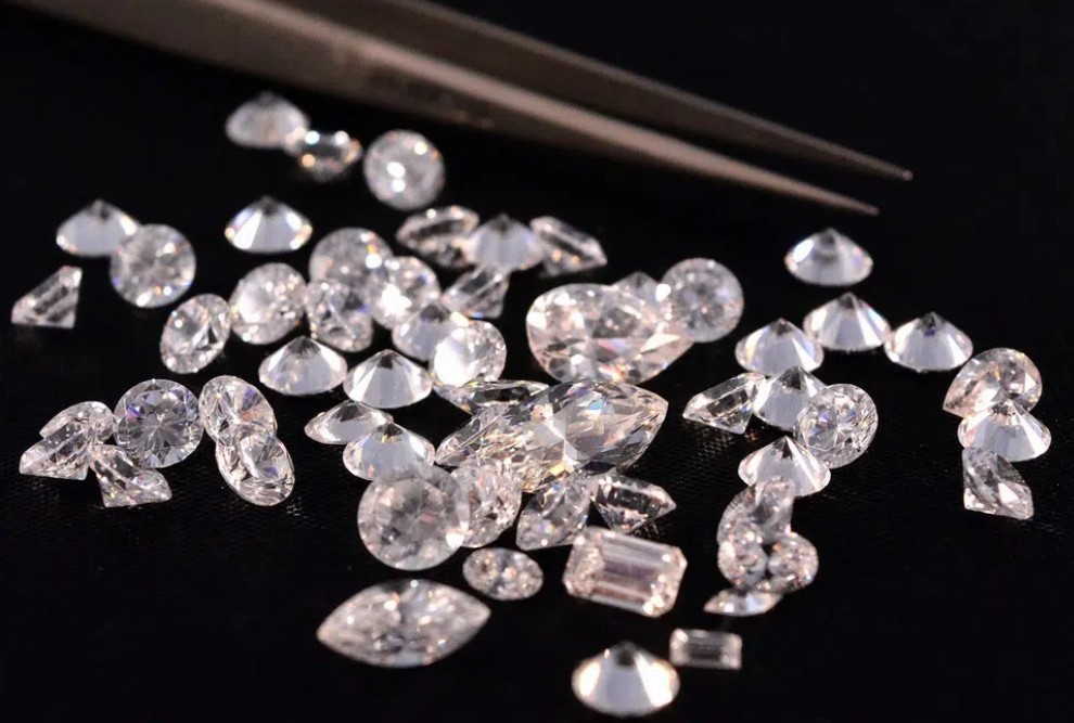 Diamants naturels de différentes formes