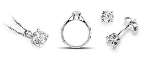 Parure en diamant et platine composée d'un pendentif, d'une bague et de boucles d'oreilles.