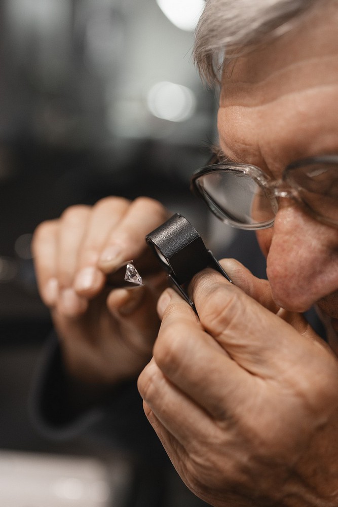 Expertise joaillière pour reconnaître un vrai diamant en observant la structure de la pierre