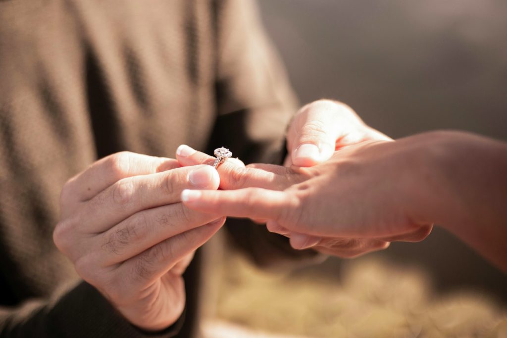 Offrir une bague de fiançailles sans connaître la taille est un défi que nous vous aidons à réaliser.