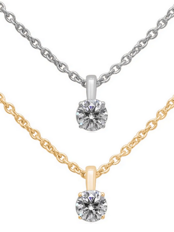 Présentation de deux pendentifs en diamant, l'un en or blanc palladié, et l'autre en or jaune. Collection "Poétique".