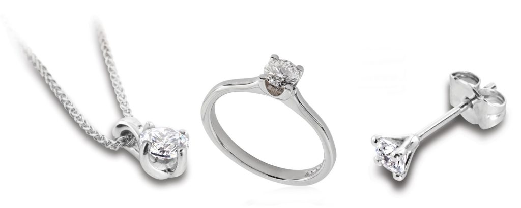 Parure Hauthentic de bijoux en diamant : pendentif, bague et boucles d'oreilles