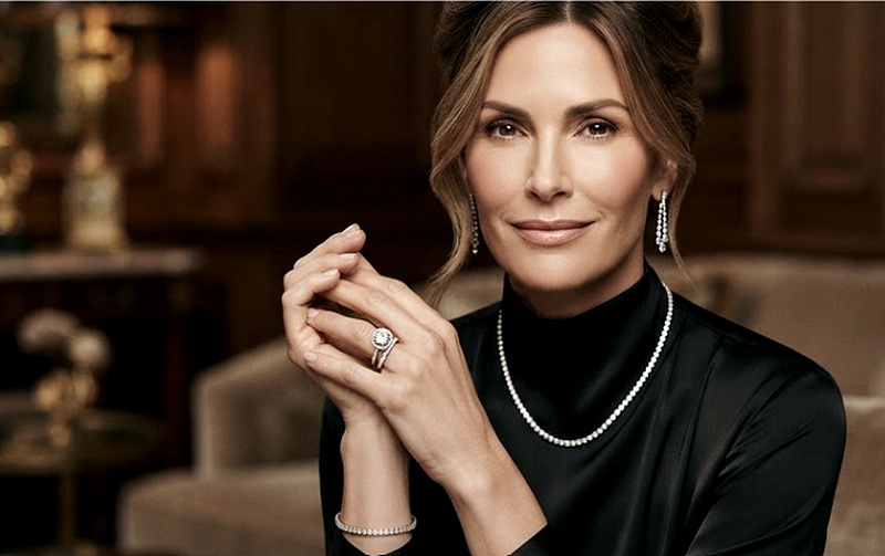 Femme portant une parure en diamant. Boucles d'oreilles, bague et bracelet tennis complètent le collier tennis en diamant.