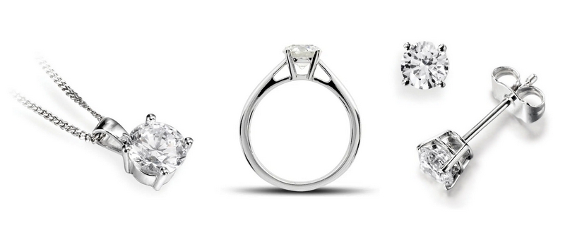 Parure en diamant et platine : pendentif, bague et boucles d'oreilles avec serti quatre griffes