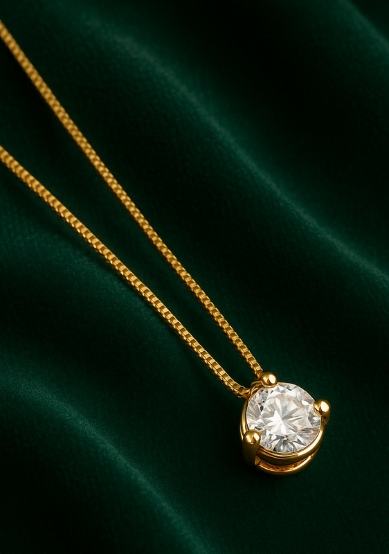 Pendentif en or jaune et diamant Éclatant, sertissage à trois griffes.