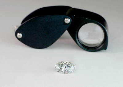 Loupe de diamantaire pour observer un diamant et évaluer ses caractéristiques.