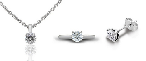 Ensemble composé d'un pendentif, d'une bague et de boucles d'oreilles e or blanc.