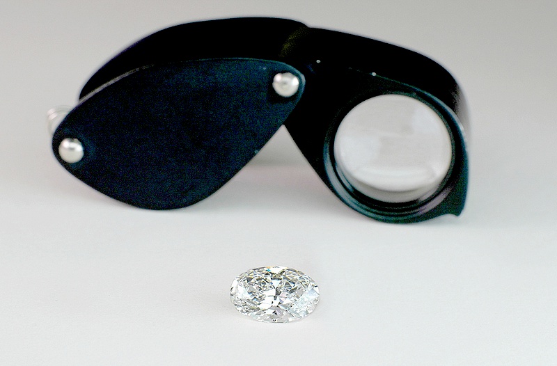 Loupe de diamantaire utilisée pour observer les inclusions du diamant et déterminer sa pureté. 