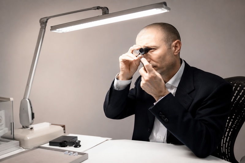 Raoul Beck observant un diamant à la loupe de diamantaire