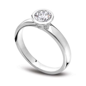 Unique : Solitaire diamant en or blanc 18k serti clos. Production et livraison en 15 à 7 jours ouvrés.