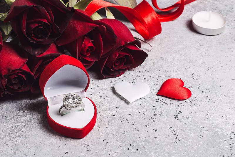 Bague en diamant dans son écrin, symbole intemporel d'émotions et d’identité