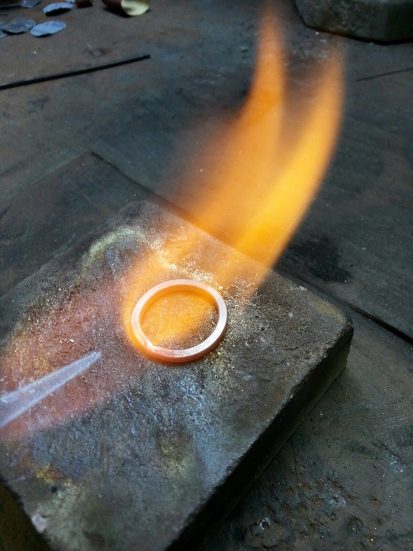 L'ajout de palladium augmente la température de fusion de l'alliage d'or blanc palladié, ce qui complexifie le travail de la matière.