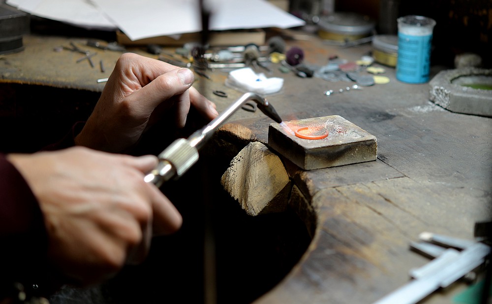 Travail du métal en atelier.